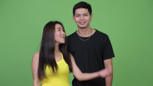 Jonge gelukkige Aziatische paar samen — Stockvideo