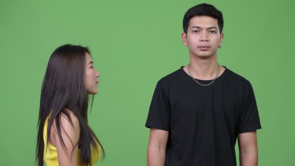 Молодая счастливая азиатская пара вместе — стоковое видео