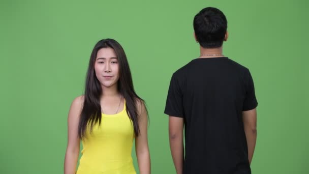 Mladá asijská žena s asijský mladík při pohledu na zadní — Stock video