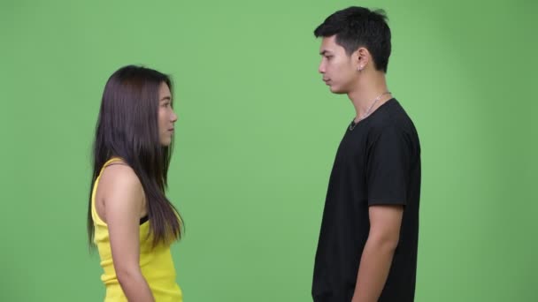 Молодая азиатская пара пожимает друг другу руки — стоковое видео