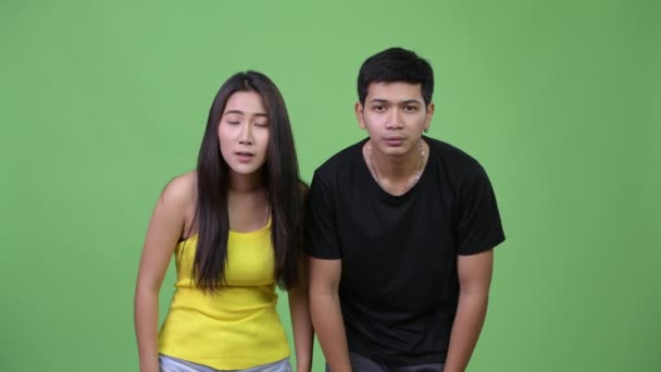 Jovem casal asiático olhando animado juntos — Vídeo de Stock