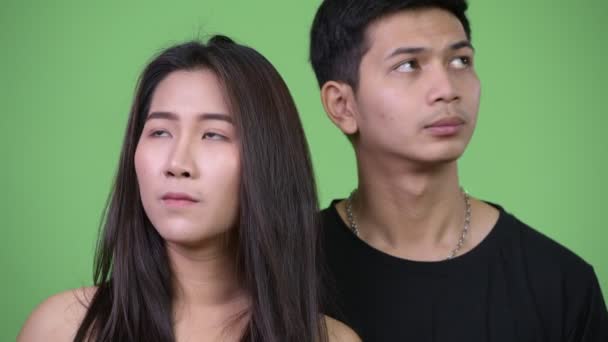 Молодая счастливая азиатская пара думает вместе — стоковое видео