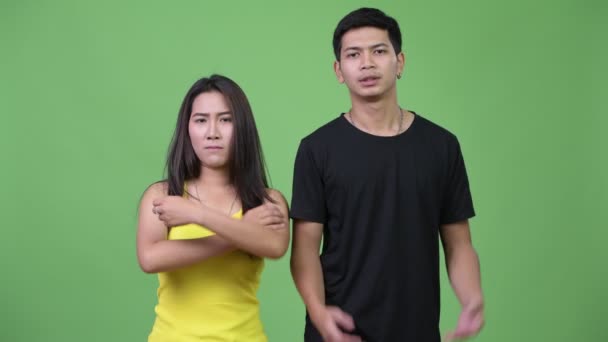 若いアジアのカップル一緒に怒っています。 — ストック動画