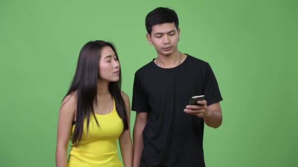Jeune heureux asiatique couple vidéo appel ensemble — Video