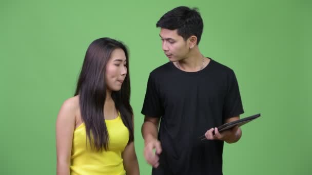 Junges asiatisches Paar nutzt gemeinsam digitales Tablet — Stockvideo