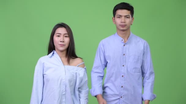 Jeune couple d'affaires asiatique avec les bras croisés ensemble — Video