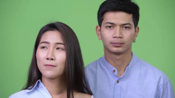 Jovem casal de negócios asiáticos pensando juntos de forma diferente — Vídeo de Stock