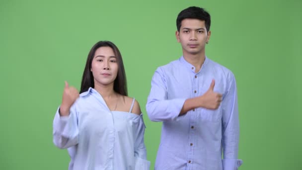Δυο Νεαρά ασιατικές επιχειρήσεις δίνοντας τους αντίχειρες μαζί — Αρχείο Βίντεο