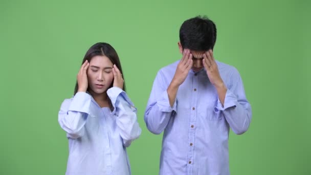 Pár mladých asijských trhů má bolest hlavy dohromady — Stock video