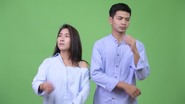 Junges asiatisches Geschäftspaar denkt anders zusammen — Stockvideo