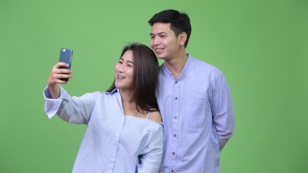 Joven asiático negocios pareja tomando selfie juntos — Vídeo de stock