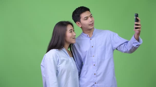 Jovem asiático casal de negócios tomando selfie juntos — Vídeo de Stock