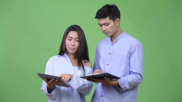 Jovem asiático casal de negócios ter reunião juntos — Vídeo de Stock