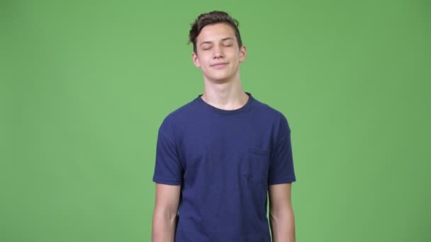 Νεαρό εφηβικό αγόρι ευτυχισμένη χαλαρωτικό με τα μάτια κλειστά — Αρχείο Βίντεο