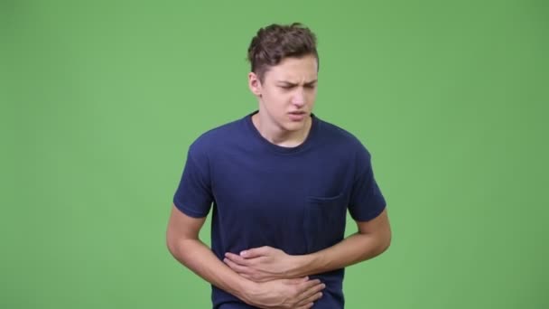 Ung tonårspojke att ha ont i magen — Stockvideo