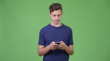 Telefonu kullanan genç ve yakışıklı bir çocuk.