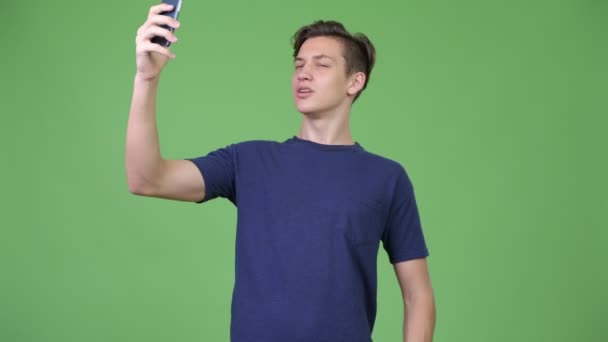 Joven guapo adolescente vídeo llamando — Vídeo de stock
