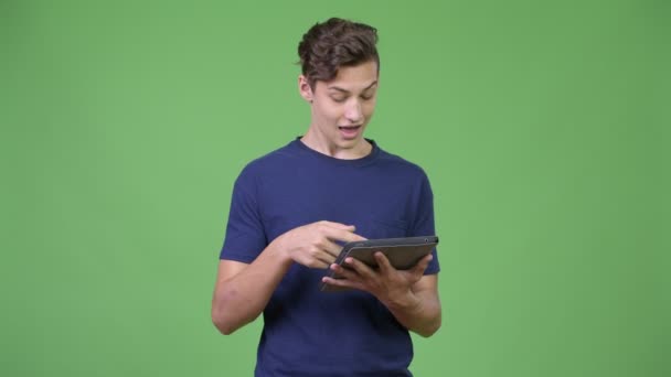 Junger hübscher Teenager mit digitalem Tablet — Stockvideo