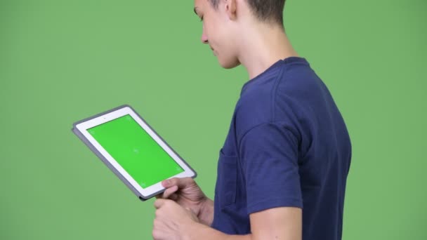 年轻英俊的少年男孩使用数字平板电脑 — 图库视频影像