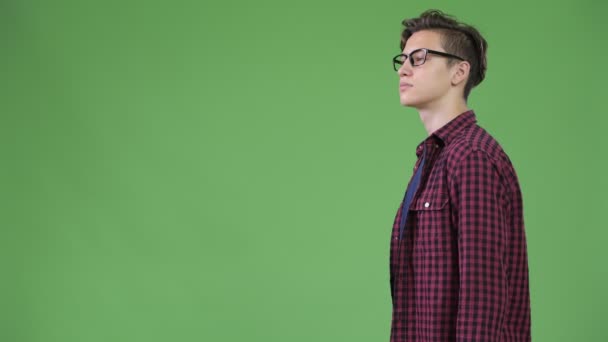 Perfil vista de joven guapo adolescente nerd chico — Vídeo de stock