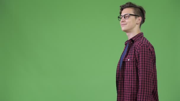 Perfil vista de joven guapo adolescente nerd chico sonriendo — Vídeo de stock