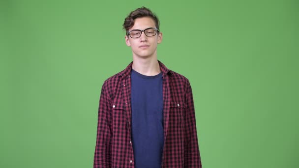 Jong knap tiener nerd jongen — Stockvideo