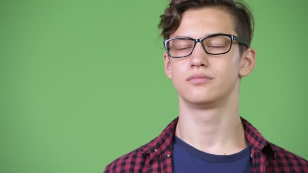 Młody szczęśliwy nerd nastoletni chłopak myśli — Wideo stockowe