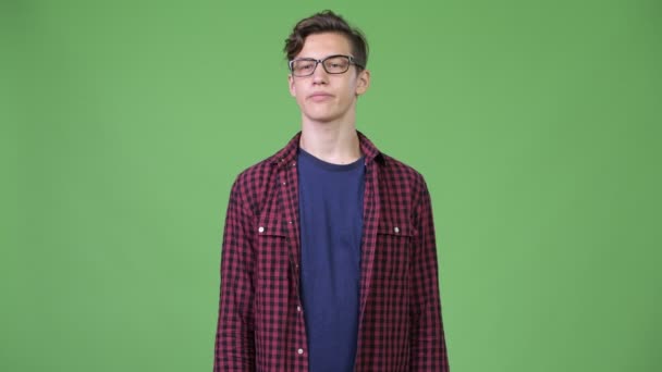 Jovem feliz adolescente nerd menino pensando — Vídeo de Stock