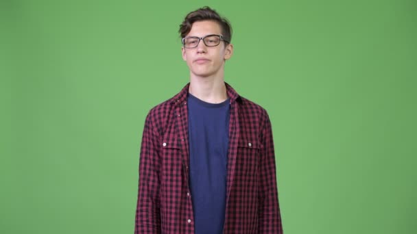 Junge glückliche Teenager Nerd Junge denken — Stockvideo