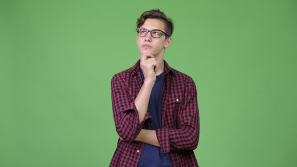 Mladý pohledný dospívající nerd chlapec myšlení — Stock video