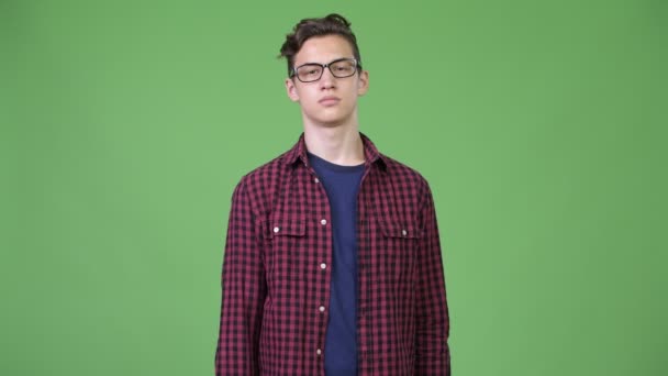 Ung stilig tonåring nörd pojke pekar på kameran — Stockvideo