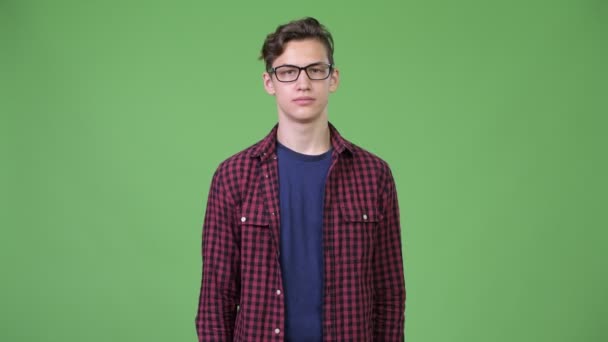 Mladý pohledný dospívající nerd boy šokovaní — Stock video