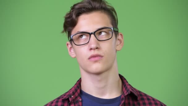 Jonge knappe tiener nerd jongen op zoek vervelen — Stockvideo