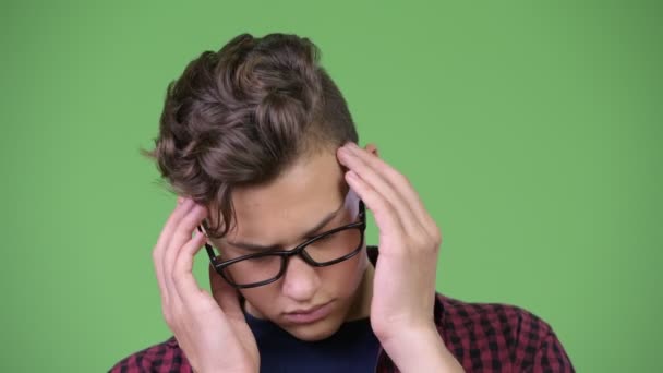 Jonge knappe tiener nerd jongen met hoofdpijn — Stockvideo