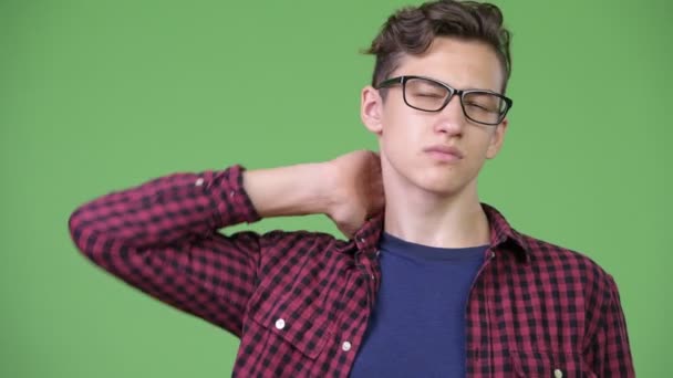 Joven guapo adolescente nerd chico teniendo dolor de cuello — Vídeos de Stock