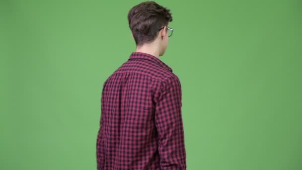 Jonge knappe tiener nerd jongen draaien met gekruiste armen — Stockvideo