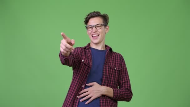 Jonge knappe tiener nerd jongen lachen — Stockvideo