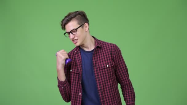 Jonge knappe tiener nerd jongen uit te oefenen — Stockvideo