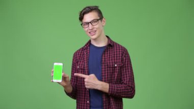 Genç yakışıklı genç nerd boy gösteren telefon