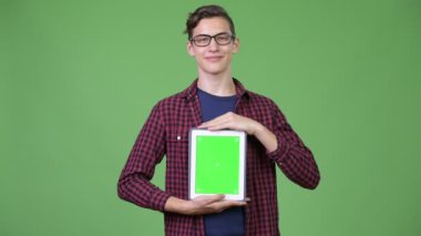 Genç yakışıklı genç nerd boy gösteren dijital tablet