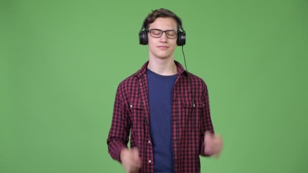 Jonge schuldig teenage nerd jongen muziek beluisteren — Stockvideo