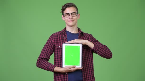 Genç yakışıklı genç nerd boy gösteren dijital tablet — Stok video