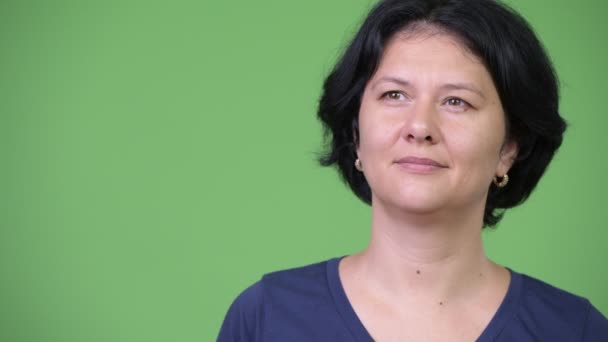 Mujer hermosa feliz con el pelo corto pensando — Vídeos de Stock