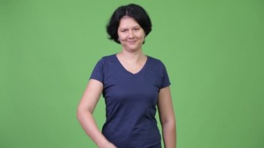 El sıkışma vermek kısa saçlı güzel kadın