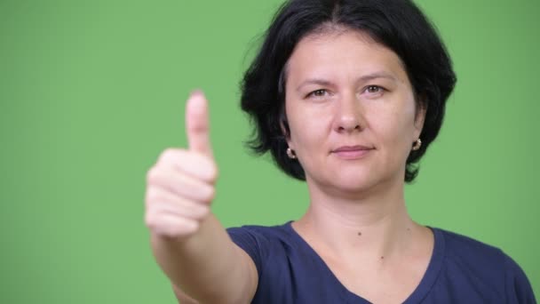 Женщина с короткими волосами, сдающая большие пальцы — стоковое видео