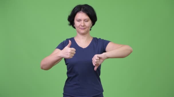 短い髪親指の間の選択と親指ダウンと美しい女性 — ストック動画