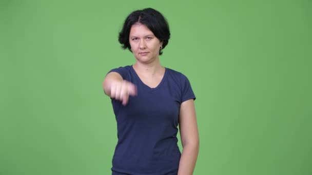 Hermosa mujer con el pelo corto apuntando a la cámara — Vídeos de Stock