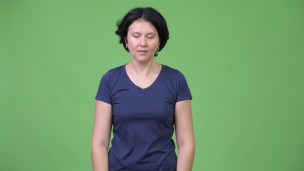 Hermosa mujer con el pelo corto mirando sorprendido — Vídeos de Stock