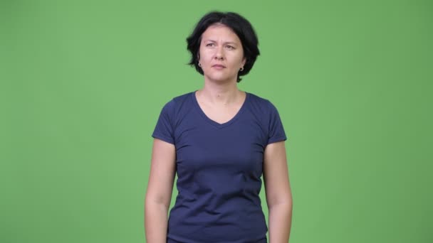 Stressad kvinna som täcker ögon som inte vill se något — Stockvideo