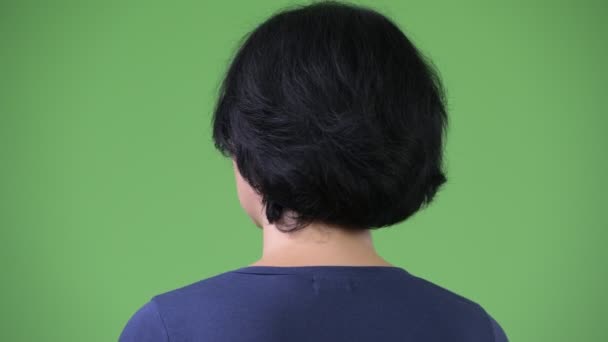 Mujer hermosa con el pelo corto mirando hacia atrás — Vídeo de stock